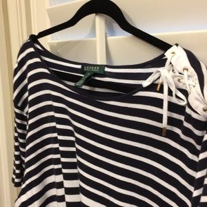 🌷Navy blue & white, short sleeved striped top.